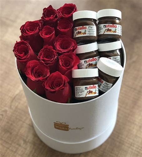 Beyaz Silindir Kutuda Güller ve Nutella